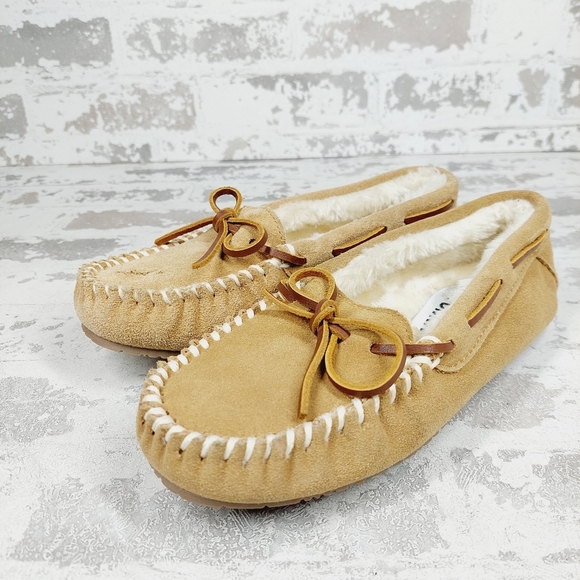 New Minnetonka Tan Suede Slip On Lace Top Fur Lining Casual Flat Loafers F80 - Picture 2 of 11